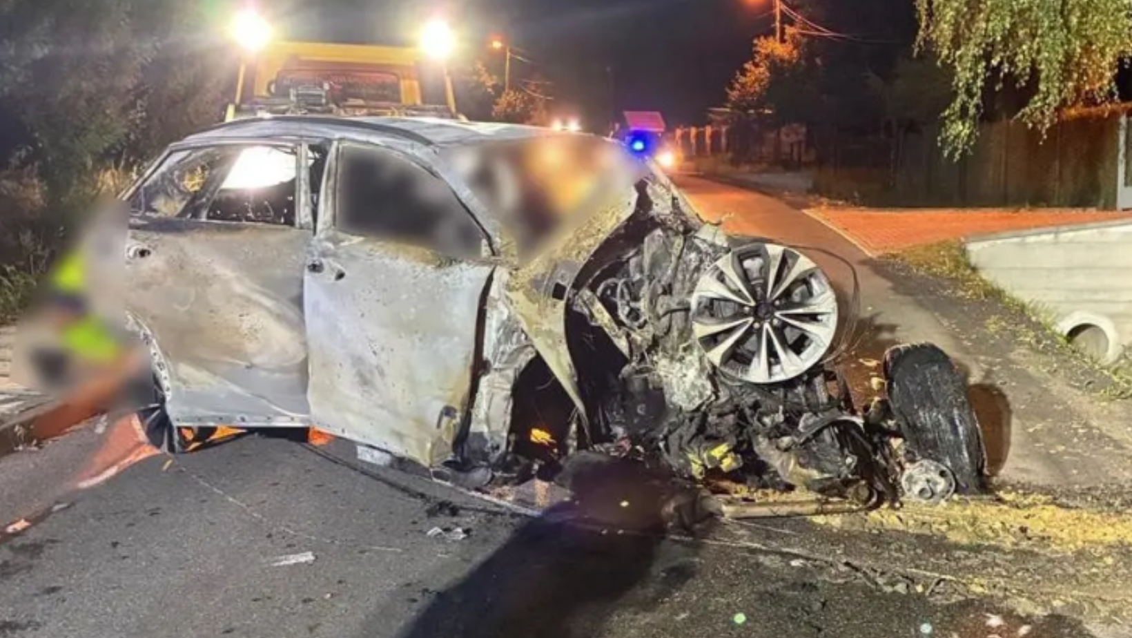 Zdjęcie Auto w ogniu, trzy ofiary. 16-latek zabrał samochód rodzicom i zginął na miejscu #1