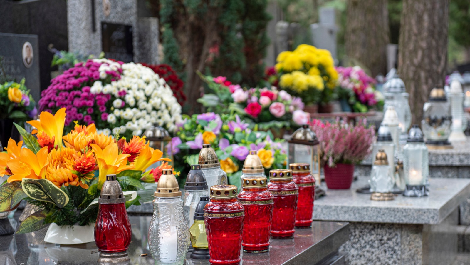 Zdjęcie Nie wyrzucaj tego na cmentarzu! Grozi Ci ogromna kara #1